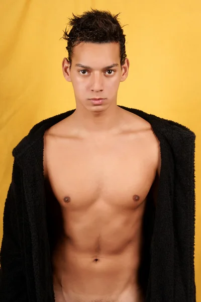 Sexy junger Mann mit Bademantel — Stockfoto