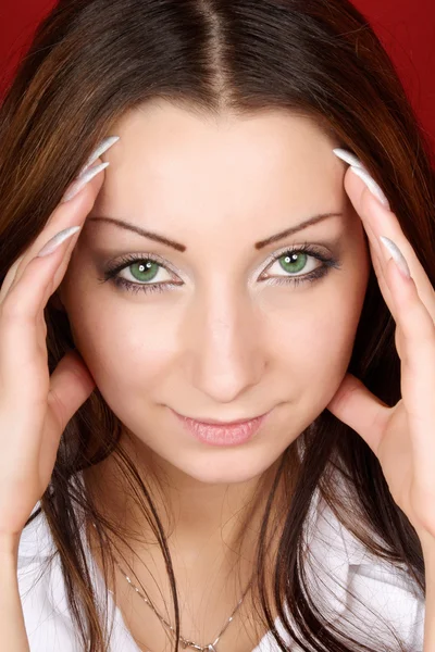 Молодая женщина с зелеными глазами — стоковое фото
