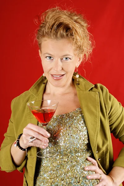 Belle femme blonde avec boisson rouge — Photo
