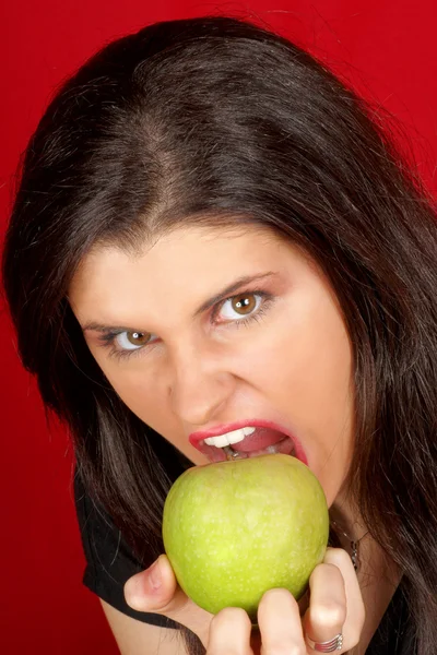 Zły młoda kobieta z zielonym jabłkiem — Zdjęcie stockowe
