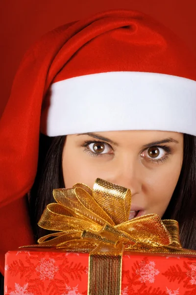 Jultomten tjej erbjuder julklapp — Stockfoto