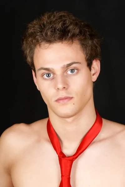Kırmızı kravat ile seksi genç adam — Stok fotoğraf