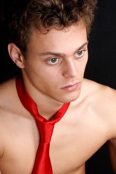 Kırmızı kravat ile genç adam — Stok fotoğraf