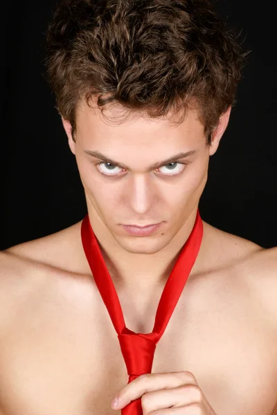 性感红领带的年轻人 — 图库照片