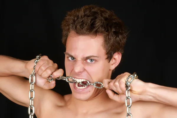 Joven mordiendo una cadena — Foto de Stock