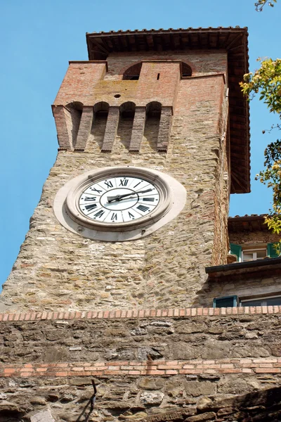 パッシニャーノ ・ スル ・ トラジメーノ時計塔 — ストック写真