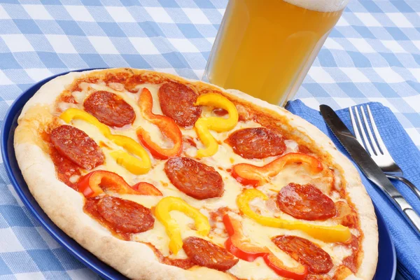 Pizza picante caliente y cerveza — Foto de Stock
