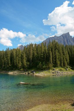 Carezza lake ve rosengarten