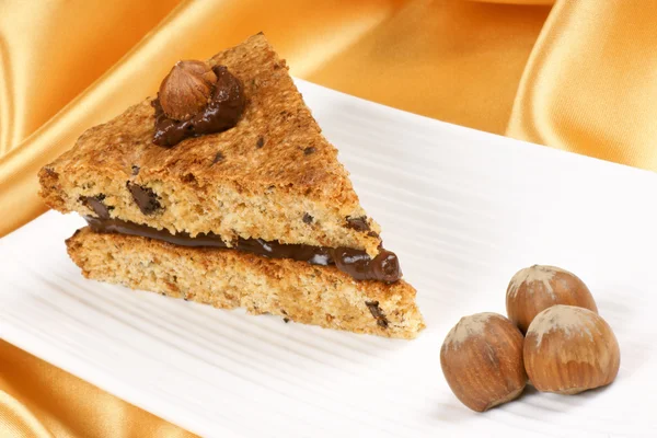 Ciasto z orzechami laskowymi i czekoladą — Zdjęcie stockowe