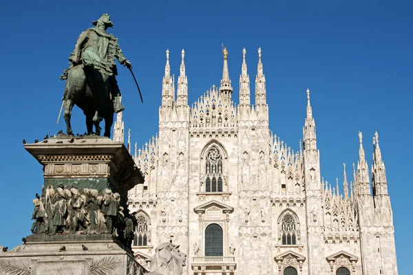 Duomo di Milano e monumento al re Vittorio Emanuele II — Foto Stock