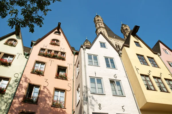 Oude gekleurde huizen in Keulen — Stockfoto