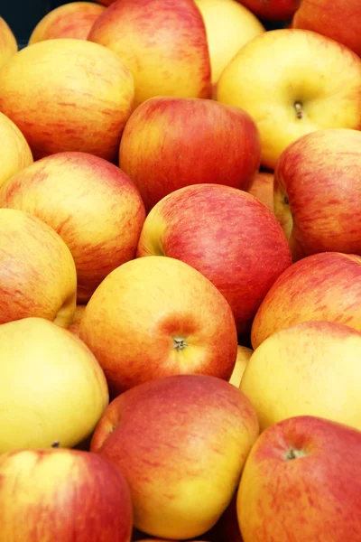 Gelbe und rote Äpfel — Stockfoto