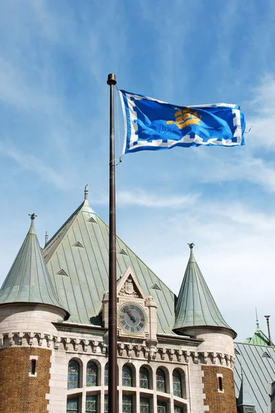Quebec stad station en vlag — Stockfoto