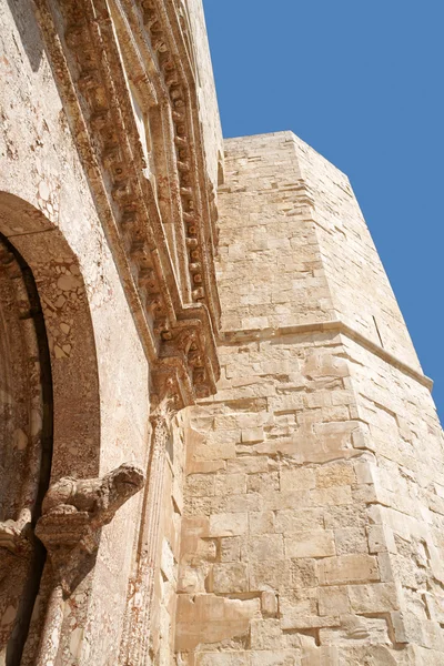 Castel del monte, detail van de ingang. Apulië — Stockfoto