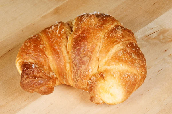 Croissant, mint fából készült háttér — Stock Fotó