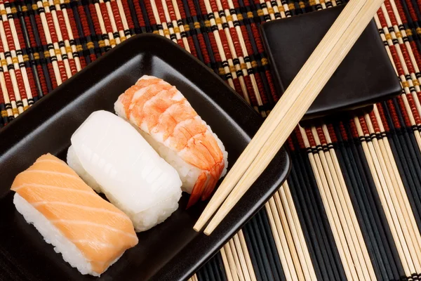 Sushi och ätpinnar — Stockfoto