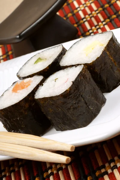 Sushi und Essstäbchen — Stockfoto
