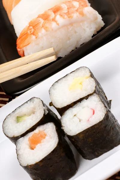 Sushi sortido com pauzinhos — Fotografia de Stock