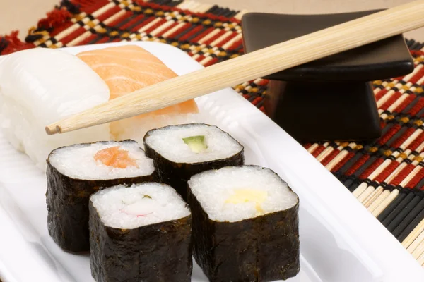 Sushi e pauzinhos — Fotografia de Stock