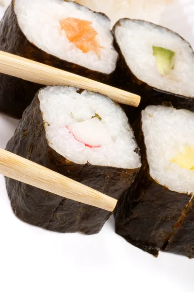Sushi och ätpinnar — Stockfoto