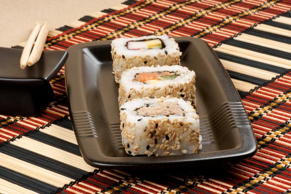 Sushi i pałeczki — Zdjęcie stockowe