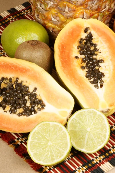 Frische tropische Früchte — Stockfoto