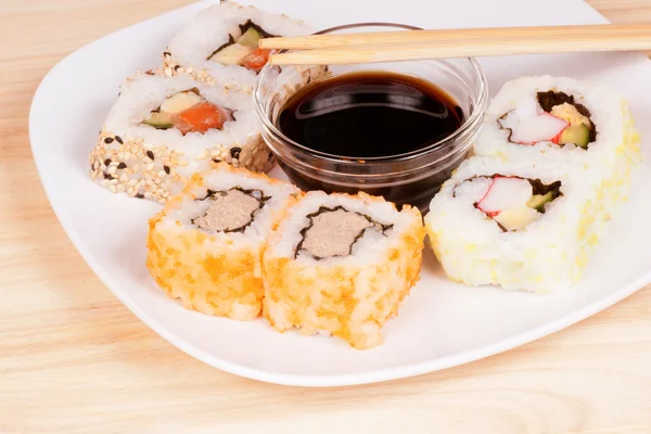 Maki sushi z sosem sojowym — Zdjęcie stockowe