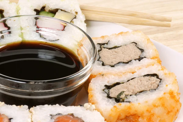 Sushi maki con salsa de soja — Foto de Stock