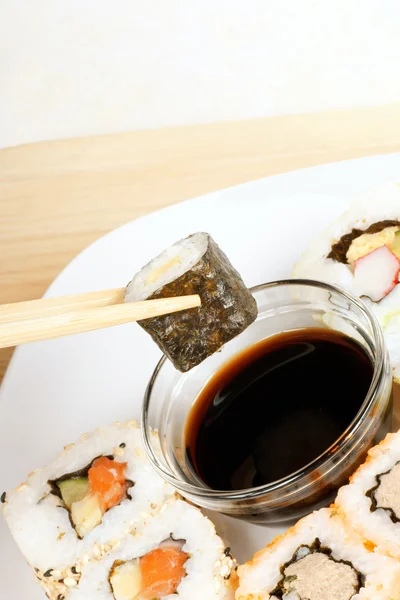 Mangiare sushi — Foto Stock