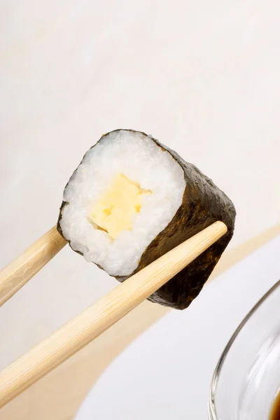Palillos y sushi — Foto de Stock