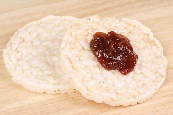 Dos pasteles de arroz con mermelada —  Fotos de Stock