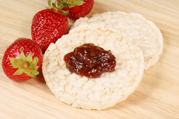 Reiskuchen mit Marmelade — Stockfoto