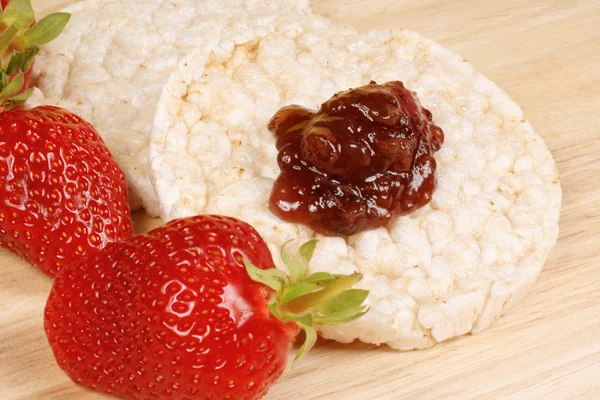Rijst taart met jam en aardbeien — Stockfoto