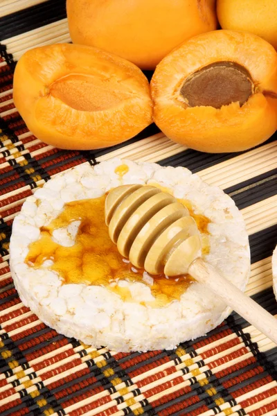 Honey and fresh apricots — Stock Photo, Image