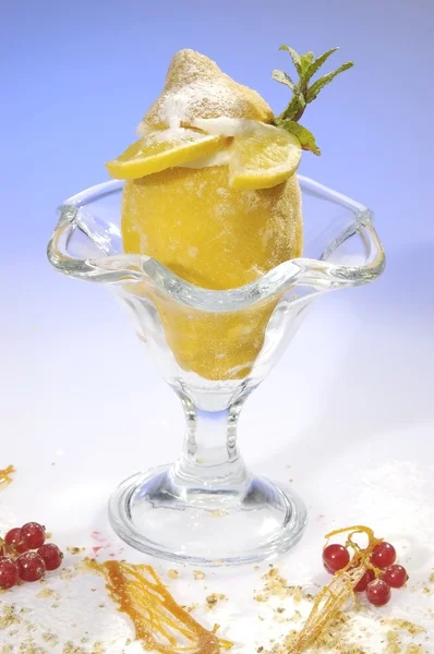 Limone congelato ripieno di sorbetto al limone — Foto Stock