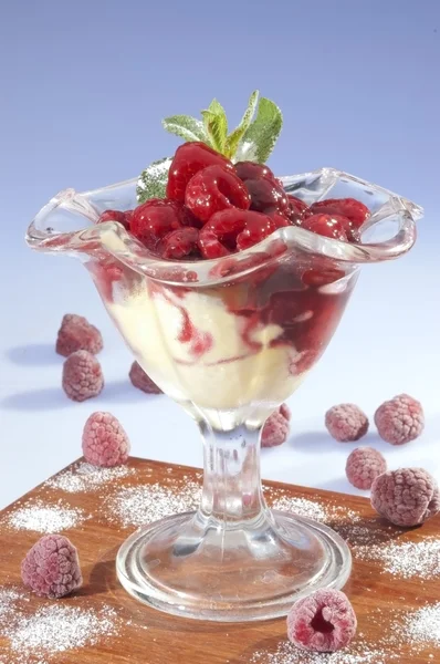 Frambuesas calientes w helado de vainilla — Foto de Stock