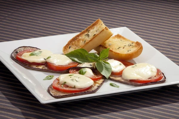 Gebackene Auberginen mit Tomaten und Mozzarella — Stockfoto