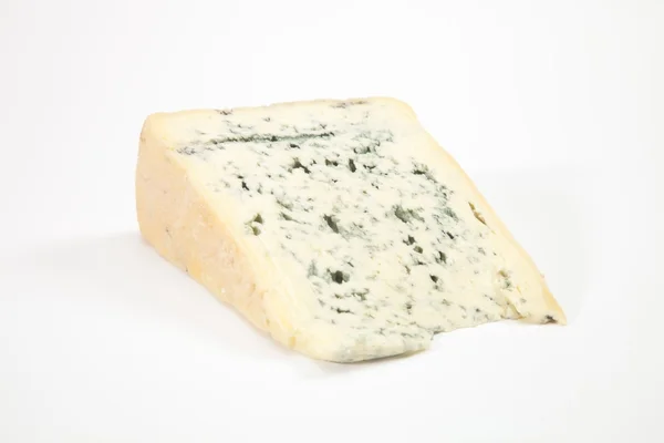 Tam yağlı, yumuşak, mavi peynir dilimi. — Stok fotoğraf