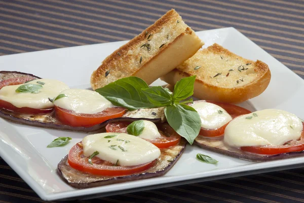 Gebakken aubergine w tomaten en mozzarella — Stockfoto