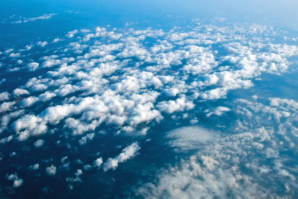 Vista aérea da terra pacífica coberta de nuvens — Fotografia de Stock