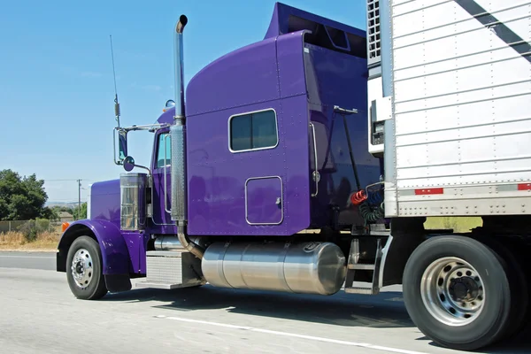 Классический американский большой винтажный грузовик — стоковое фото
