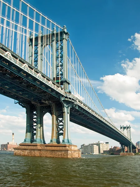 Manhattan bridge w Nowym Jorku z piękne błękitne niebo — Zdjęcie stockowe