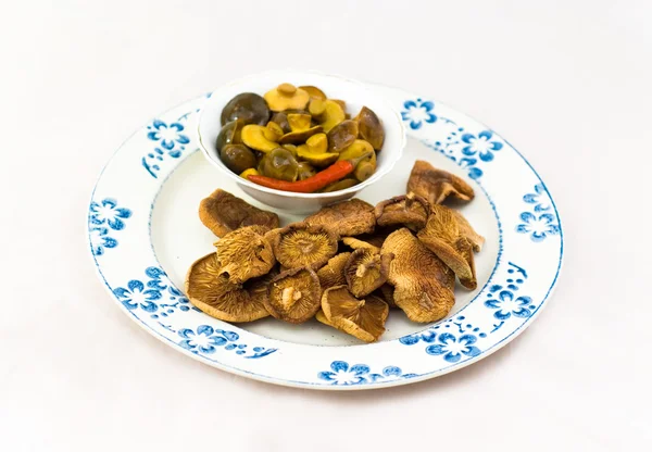 Cogumelos secos e marinados — Fotografia de Stock