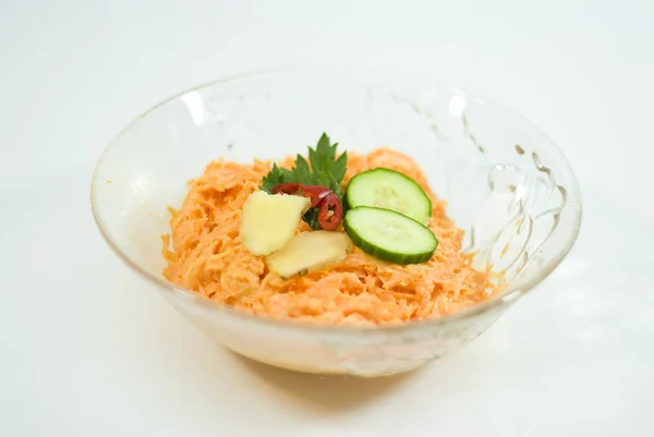 Läcker sallad med morötter och skinka på vit — Stockfoto