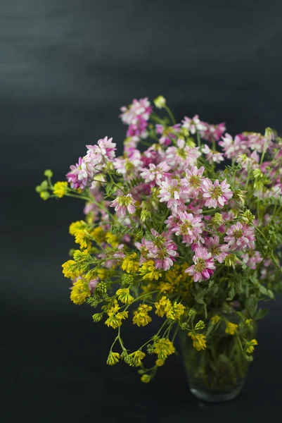 검은 배경에 고립 된 여름 신선한 야생 꽃의 꽃다발 — 스톡 사진