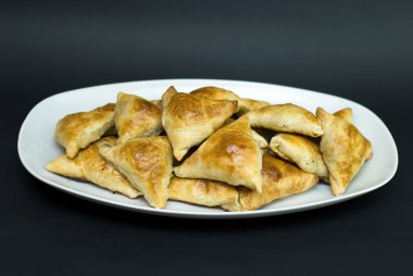 Asya pies et samsa, siyah arka plan ile