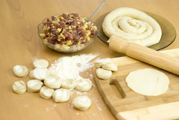 Teig mit Hackfleisch Pastetchen Kochen asiatischen Samsa — Stockfoto