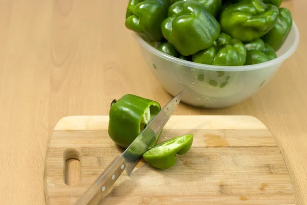 Зелений перець нарізаний ножем — стокове фото