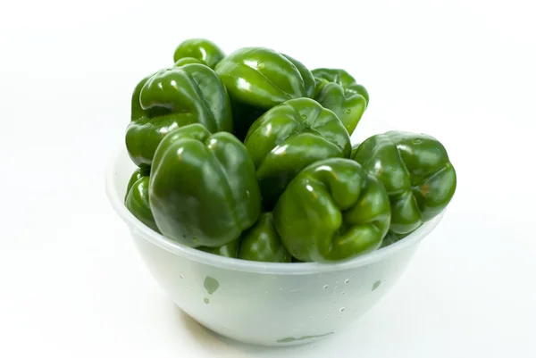 在白色背景上的绿色新鲜辣椒 — 图库照片