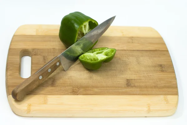 Grön paprika skär med en kniv — Stockfoto
